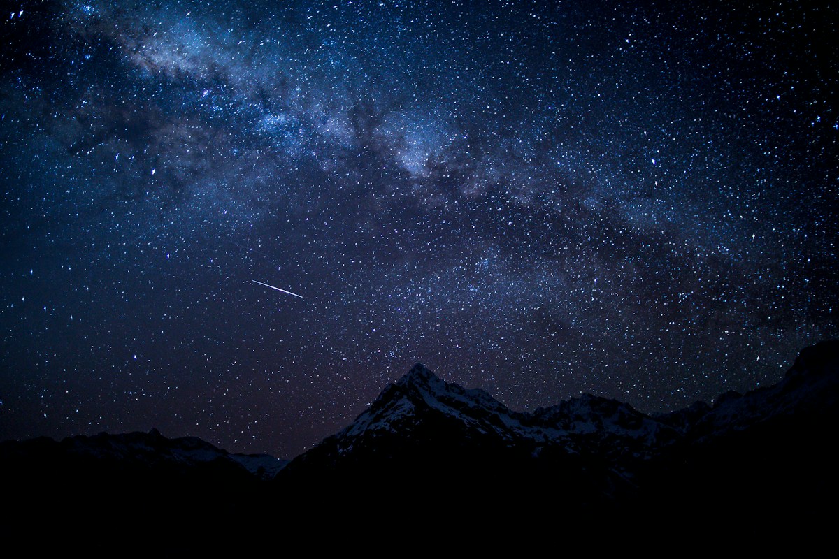 ハレー彗星のかけらが、降ってくる夜。オリオン座流星群2026と、関東の観察スポット6選のアイキャッチ画像